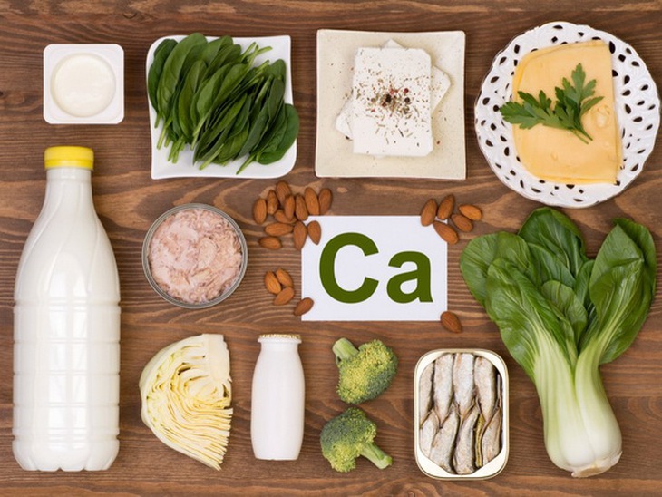 Các loại thực phẩm nhiều canxi (sữa, tôm, cua ốc, dầu cá) tốt cho xương khớp.